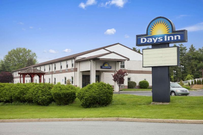 Days Inn By Wyndham Lancaster Pa Dutch Country Ronks Exterior photo
